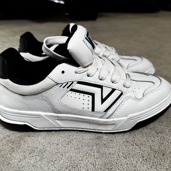 Vans Upland Sneaker - Men's 9.5M - White and Black - Picture 1 of 5